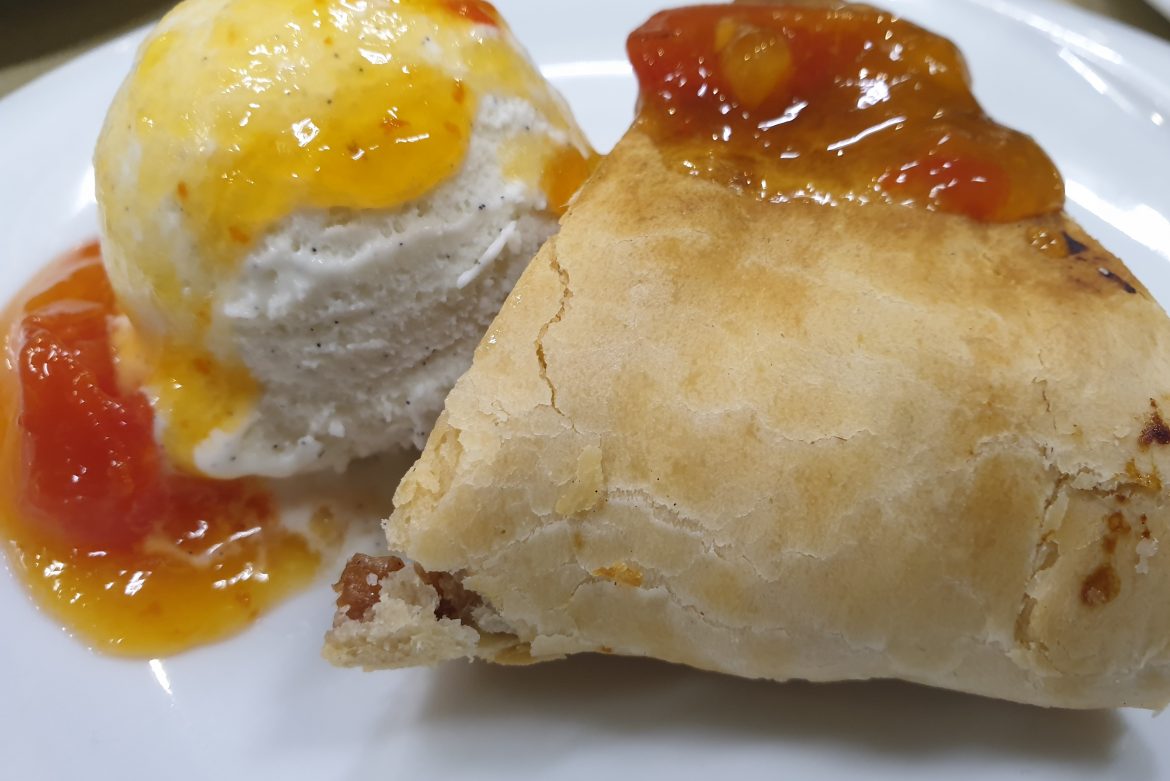 Strudel di mele con riduzione di kaki con Gelato Ipocalorico alla Vaniglia