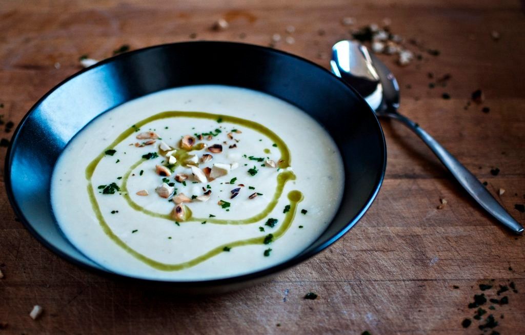 Crema di Navet Blanc con chips Saracene, Mirtilli rossi e raspatura Pecorina