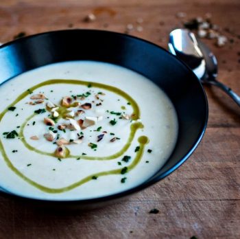 Crema di Navet Blanc con chips Saracene, Mirtilli rossi e raspatura Pecorina