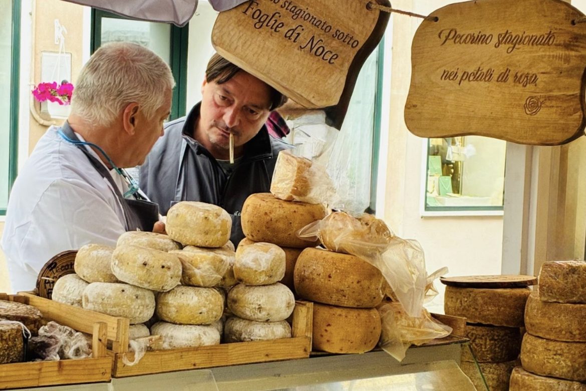 AL DI LA DEL BANCONE